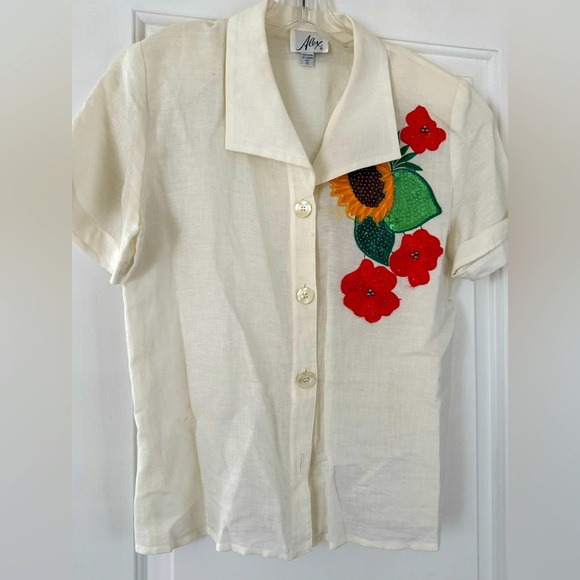 💥Alex Ivory Shirt with Colorful Floral Sequins Design - Picture 1 of 5